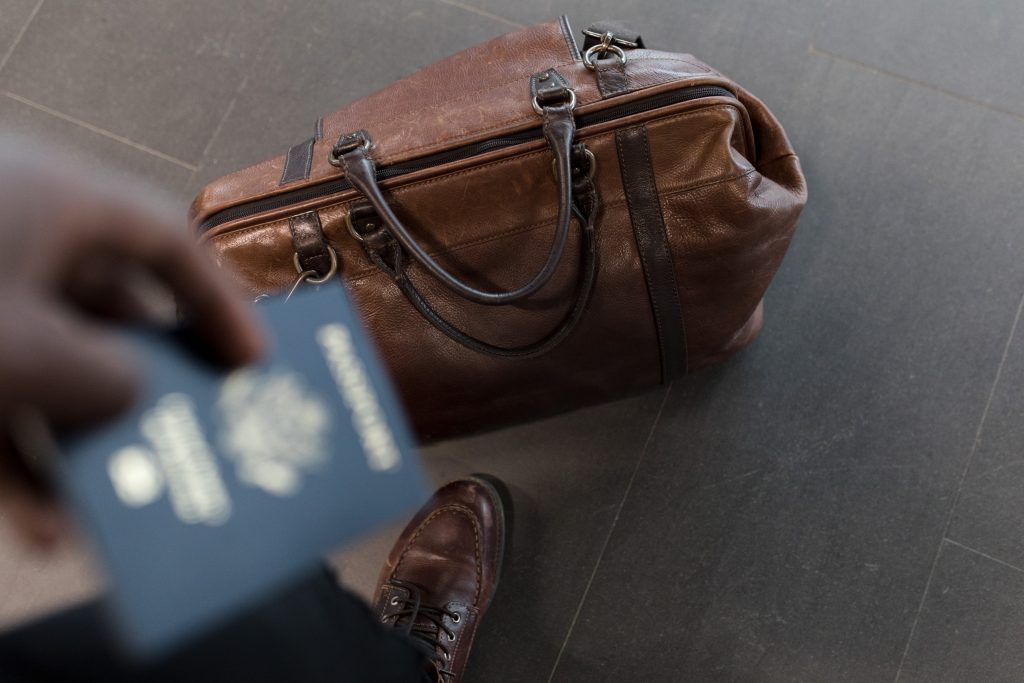 maleta y pasaporte